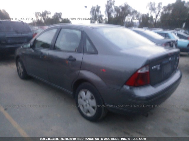 1FAFP34N96W165473 - 2006 FORD FOCUS ZX4 GRAY photo 3