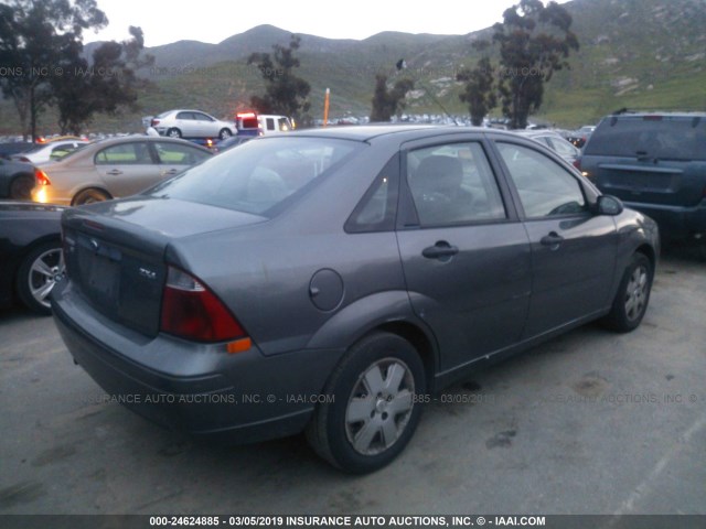 1FAFP34N96W165473 - 2006 FORD FOCUS ZX4 GRAY photo 4