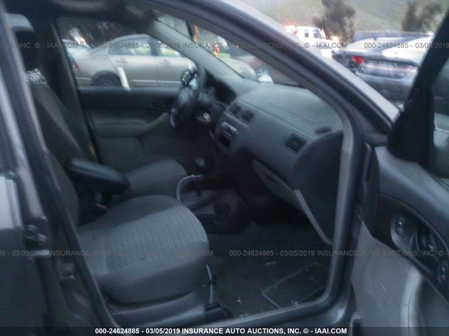 1FAFP34N96W165473 - 2006 FORD FOCUS ZX4 GRAY photo 5