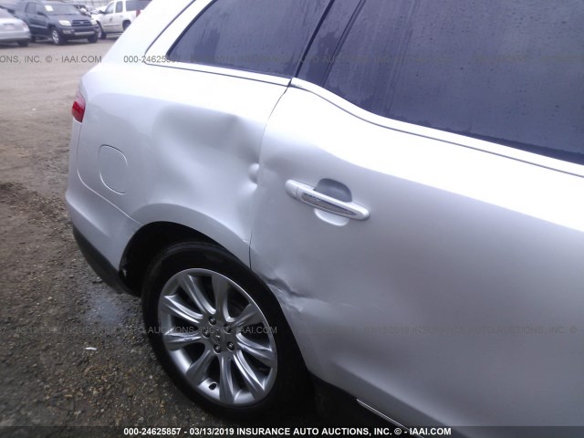 2LMHJ5AT7EBL55257 - 2014 LINCOLN MKT SILVER photo 6