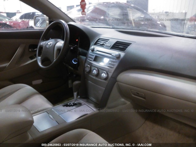 4T4BF3EK4AR027734 - 2010 TOYOTA CAMRY SE/LE/XLE 金色 照片 5