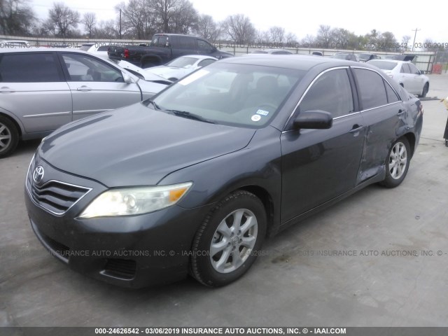 4T4BF3EK5BR102202 - 2011 TOYOTA CAMRY SE/LE/XLE GRAY photo 2