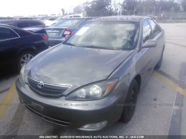 JTDBE32K420076575 - 2002 TOYOTA CAMRY LE/XLE/SE BEIGE photo 2