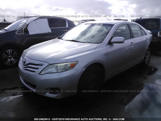 JTNBF3EK0A3002992 - 2010 TOYOTA CAMRY SE/LE/XLE SILVER photo 2