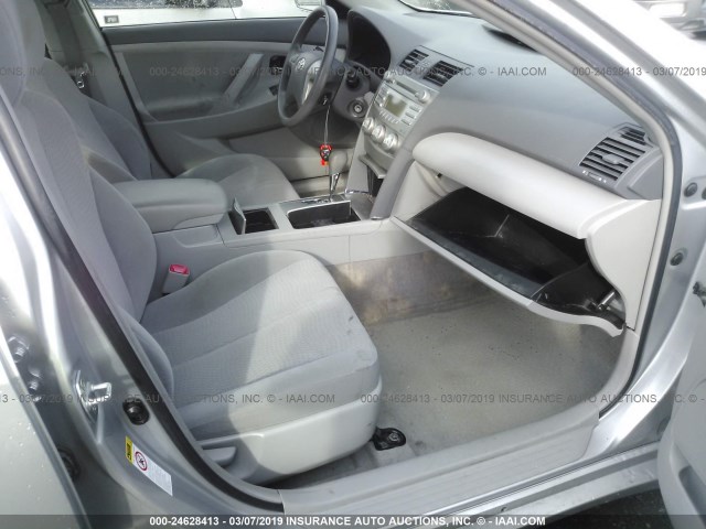 JTNBF3EK0A3002992 - 2010 TOYOTA CAMRY SE/LE/XLE SILVER photo 5