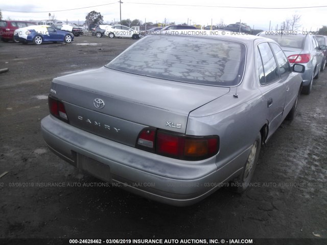 4T1BG12K0TU663439 - 1996 TOYOTA CAMRY DX/LE/XLE GRAY photo 4