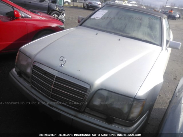 WDBEA66E1SC223205 - 1995 MERCEDES-BENZ E 320 SILVER photo 2