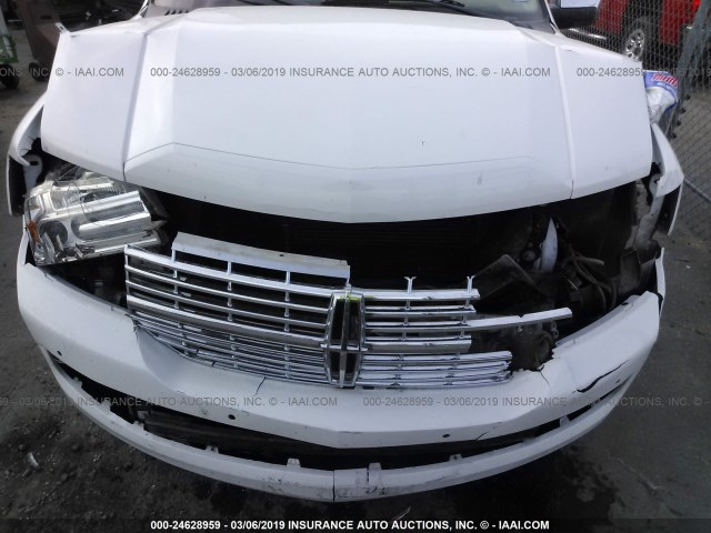 5LMJJ2H52BEJ08065 - 2011 LINCOLN NAVIGATOR 白色 照片 6