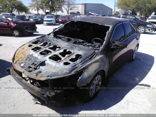 4T1BF1FK1HU762985 - 2017 TOYOTA CAMRY LE/XLE/SE/XSE RED photo 2