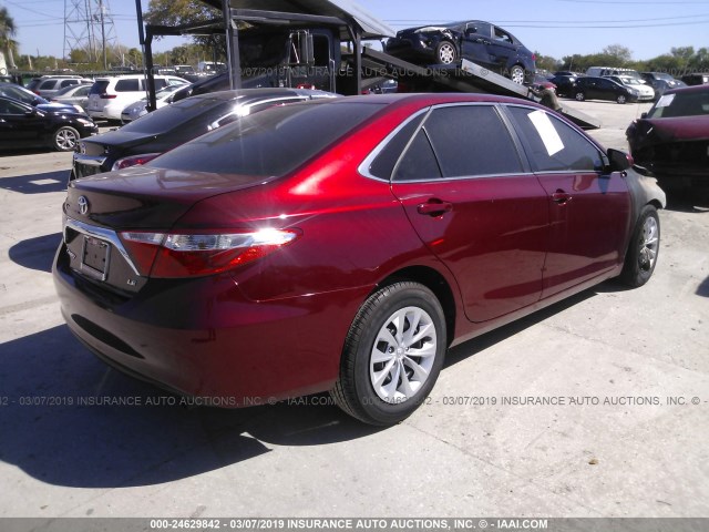 4T1BF1FK1HU762985 - 2017 TOYOTA CAMRY LE/XLE/SE/XSE RED photo 4