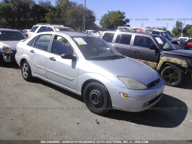 1FAFP3437YW313878 - 2000 FORD FOCUS SE/SE SPORT SILVER photo 1