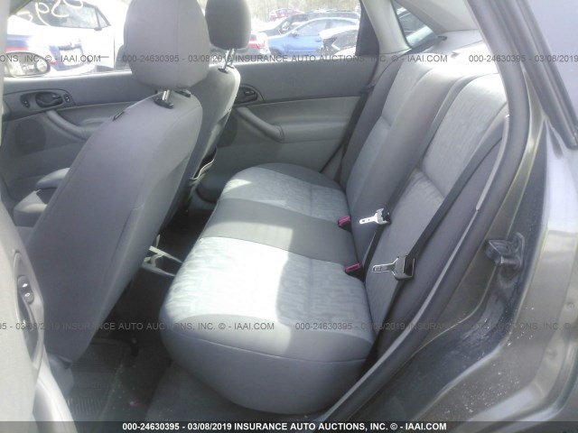 1FAHP34N75W315913 - 2005 FORD FOCUS ZX4 GRAY photo 8