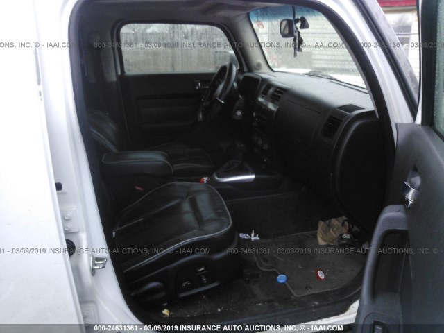 5GTDN136268108292 - 2006 HUMMER H3 WHITE photo 5