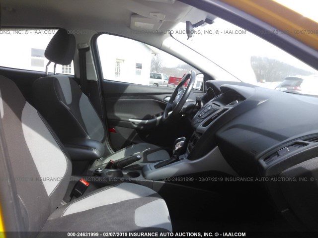 1FAHP3F29CL283578 - 2012 FORD FOCUS SE YELLOW photo 5