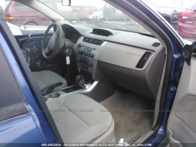 1FAHP34NX8W282944 - 2008 FORD FOCUS S/SE BLUE photo 5