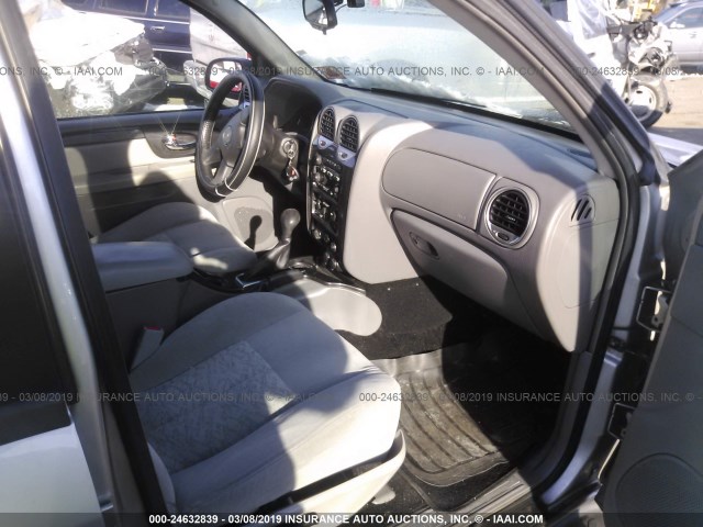 1GKDT13S652313162 - 2005 GMC ENVOY SILVER photo 5