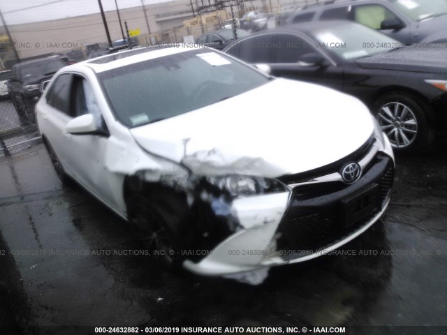 4T1BF1FK1HU629305 - 2017 TOYOTA CAMRY LE/XLE/SE/XSE WHITE photo 1