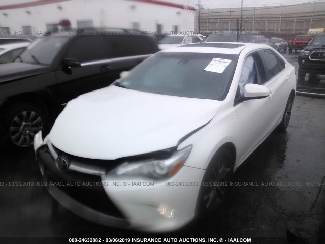 4T1BF1FK1HU629305 - 2017 TOYOTA CAMRY LE/XLE/SE/XSE WHITE photo 2