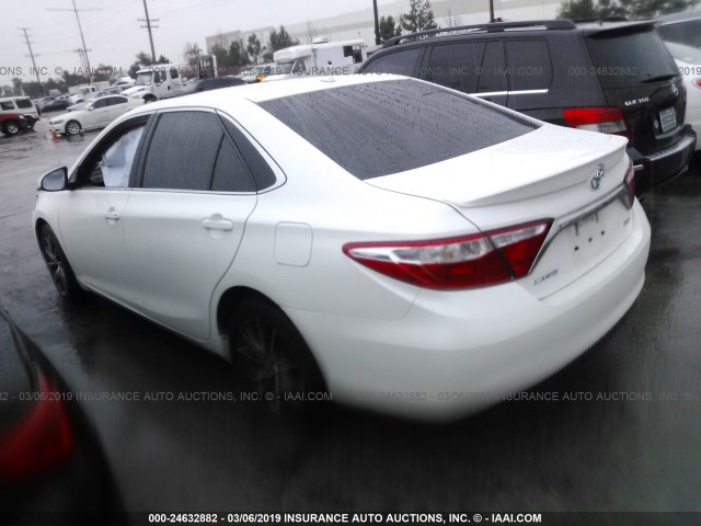 4T1BF1FK1HU629305 - 2017 TOYOTA CAMRY LE/XLE/SE/XSE WHITE photo 3