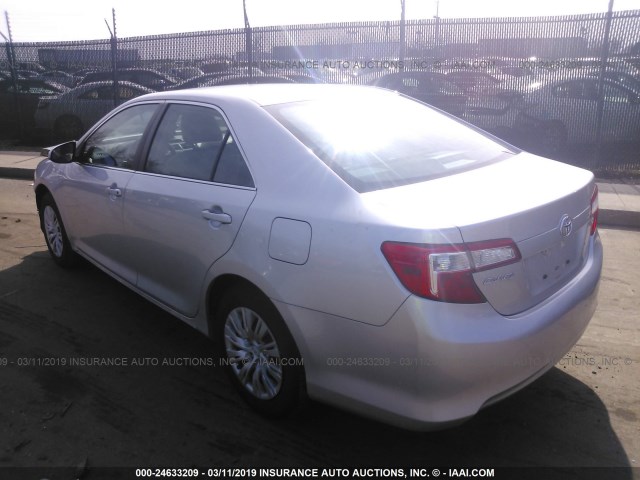 4T4BF1FK7ER372698 - 2014 TOYOTA CAMRY L/SE/LE/XLE SILVER photo 3