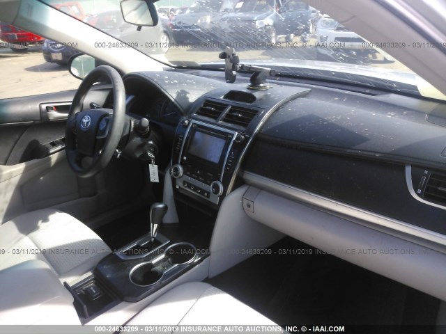 4T4BF1FK7ER372698 - 2014 TOYOTA CAMRY L/SE/LE/XLE SILVER photo 5
