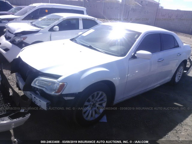 2C3CCAAGXCH114176 - 2012 CHRYSLER 300 WHITE photo 2