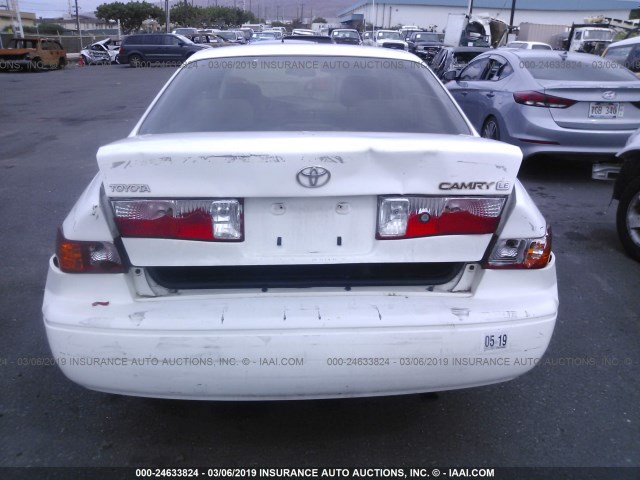 JT2BG22K310585505 - 2001 TOYOTA CAMRY CE/LE/XLE WHITE photo 6