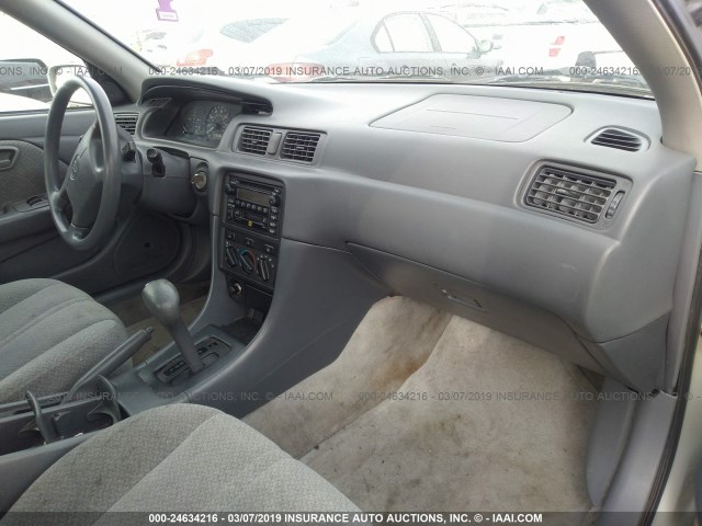 4T1BF22K51U959515 - 2001 TOYOTA CAMRY LE/XLE 银色 照片 5
