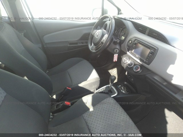 VNKKTUD37HA079711 - 2017 TOYOTA YARIS L/LE/SE WHITE photo 5