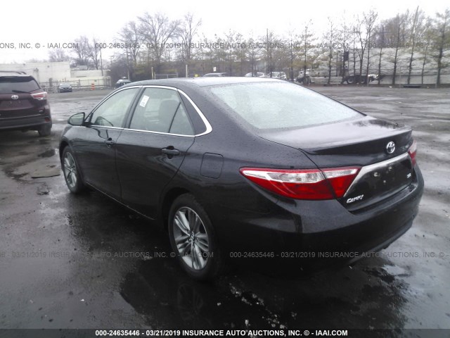 4T1BF1FK6HU381472 - 2017 TOYOTA CAMRY LE/XLE/SE/XSE შავი ფოტო 3