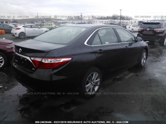 4T1BF1FK6HU381472 - 2017 TOYOTA CAMRY LE/XLE/SE/XSE შავი ფოტო 4