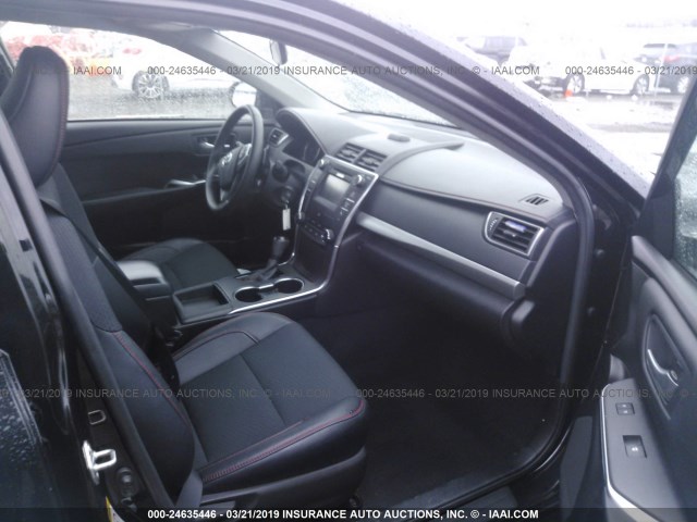 4T1BF1FK6HU381472 - 2017 TOYOTA CAMRY LE/XLE/SE/XSE შავი ფოტო 5