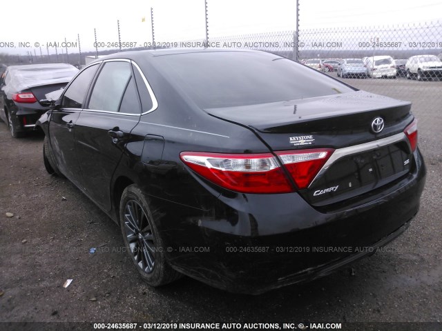 4T1BF1FK5GU188731 - 2016 TOYOTA CAMRY LE/XLE/SE/XSE BLACK photo 3