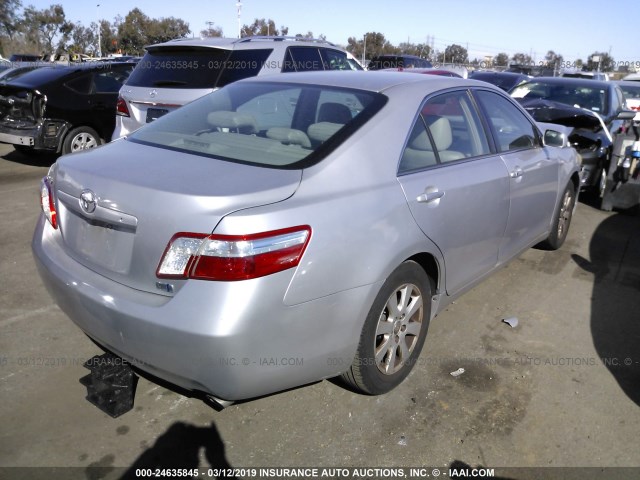 JTNBB46K483048545 - 2008 TOYOTA CAMRY HYBRID SILVER photo 4