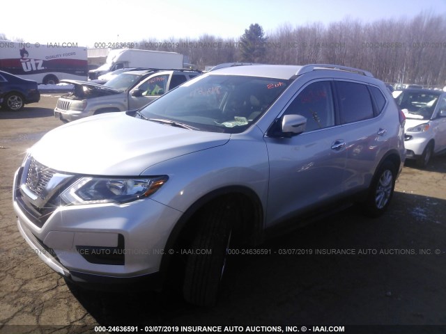 KNMAT2MTXJP580118 - 2018 NISSAN ROGUE S/SV SILVER photo 2