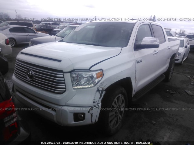 5TFAY5F15HX658037 - 2017 TOYOTA TUNDRA CREWMAX 1794/PLATINUM 白色 照片 2
