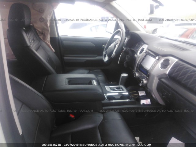 5TFAY5F15HX658037 - 2017 TOYOTA TUNDRA CREWMAX 1794/PLATINUM 白色 照片 5