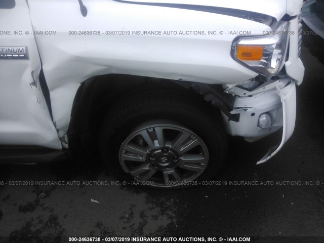 5TFAY5F15HX658037 - 2017 TOYOTA TUNDRA CREWMAX 1794/PLATINUM 白色 照片 6