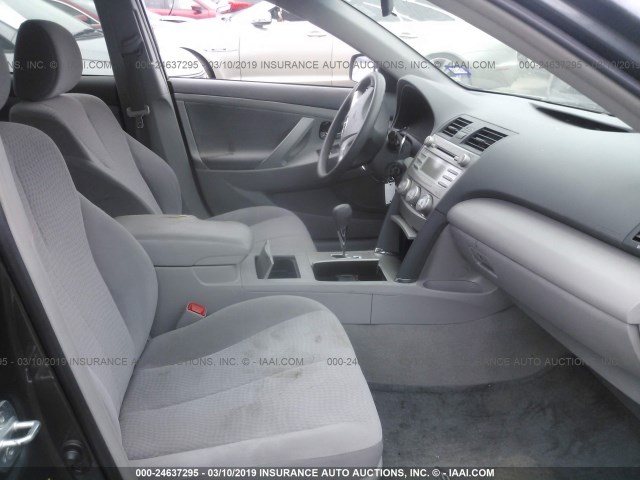 4T4BF3EK7BR211812 - 2011 TOYOTA CAMRY SE/LE/XLE 灰色 照片 5