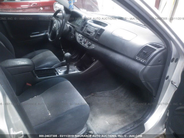 JTDBE32KX30190131 - 2003 TOYOTA CAMRY LE/XLE 银色 照片 5