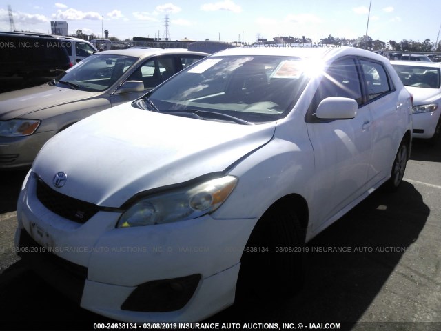 2T1KE40E09C012245 - 2009 TOYOTA COROLLA MATRIX S WHITE photo 2