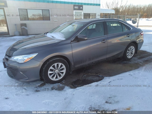 4T1BF1FK7GU999107 - 2016 TOYOTA CAMRY LE/XLE/SE/XSE GRAY photo 2