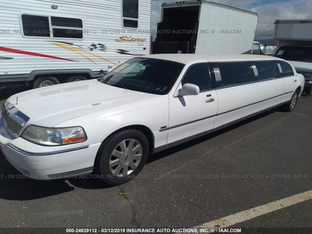 1L1FM81W43Y600572 - 2003 LINCOLN TOWN CAR EXECUTIVE WHITE photo 2