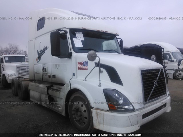 4V4NC9TJ37N442813 - 2007 VOLVO VN WHITE photo 1