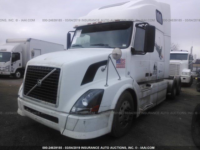 4V4NC9TJ37N442813 - 2007 VOLVO VN WHITE photo 2