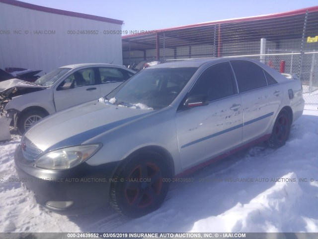 4T1BE32K12U626805 - 2002 TOYOTA CAMRY LE/XLE/SE SILVER photo 2