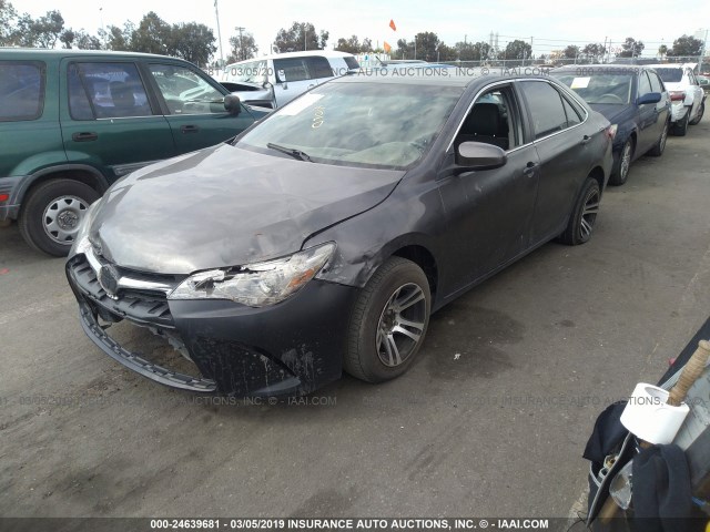 4T1BF1FK1FU013973 - 2015 TOYOTA CAMRY LE/XLE/SE/XSE GRAY photo 2