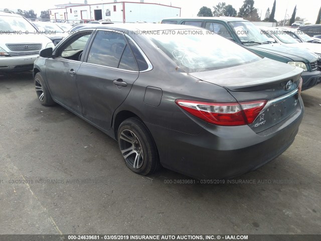 4T1BF1FK1FU013973 - 2015 TOYOTA CAMRY LE/XLE/SE/XSE GRAY photo 3