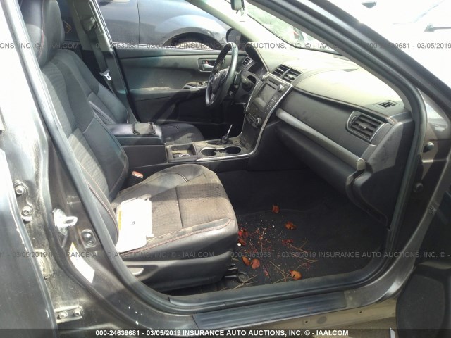 4T1BF1FK1FU013973 - 2015 TOYOTA CAMRY LE/XLE/SE/XSE GRAY photo 5