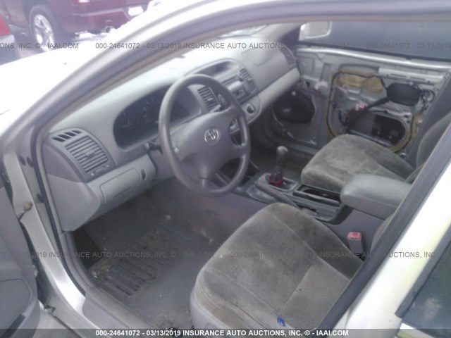 JTDBE32KX40249714 - 2004 TOYOTA CAMRY LE/XLE Күміс фото 5